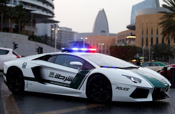 Để đối phó với các đại gia chạy siêu xe quá tốc độ, cảnh sát Dubai cũng được trang bị "tận răng" những công cụ hỗ trợ đặc biệt, trong đó có đội siêu xe với các tên tuổi như Lamborghini Aventador, Ferrari FF, BMW 5 series, Chevrolet Camaro, Dodge Charger, Aston Martin One-77...