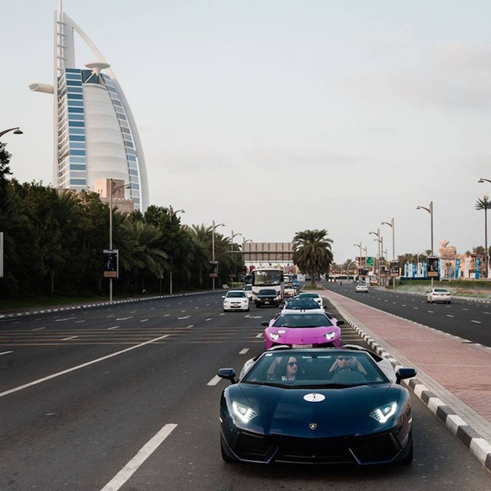 Ngay cả những du khách chỉ tới thăm quan Dubai cũng có thể có cơ hội được sống "cuộc sống siêu xe" tại Dubai, khi đã có nhiều công ty được mở ra để cung cấp dịch vụ cho thuê những chiếc "xế khủng" này.