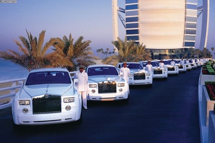 Các khách sạn tại Dubai cũng không tiếc tiền để đầu tư dàn "xế khủng" phục vụ khách hàng, chẳng hạn như khách sạn Burj Al Arab với đội xe Rolls-Royce Phantom chuyên dùng để đưa đón khách.