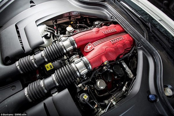 Dù được coi là dòng Ferrari "giá rẻ", nhưng giá khởi điểm của California lúc mới đã lên tới 198.190 USD (tương đương 4,32 tỷ đồng). Chiếc xe được trang bị động cơ 4.3l V8 483 mã lực.