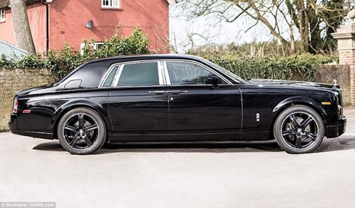 Mở đầu lô đấu giá là chiếc Rolls-Royce Phantom phiên bản trục cơ sở tiêu chuẩn đời 2004, đã được Surin độ lại mâm.