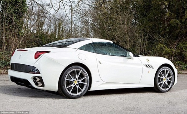 Mở đầu là California, mẫu xe Ferrari giá rẻ và cũng đồng thời là chiếc Ferrari đầu tiên có mui xếp cứng.