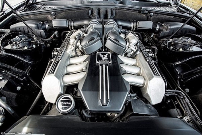 Sở hữu động cơ 6,75l V12 453 mã lực nhưng do có trọng lượng nặng nề, Phantom chỉ có thể đạt được vận tốc tối đa 240 km/h.