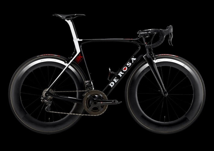 Giống như những chiếc xe hơi, thiết kế của chiếc xe đạp De Rosa SK Pininfarina đã được hãng tinh chỉnh kỹ càng trong hầm gió nhằm đảm bảo hệ số cản khí động học nhỏ nhất.
