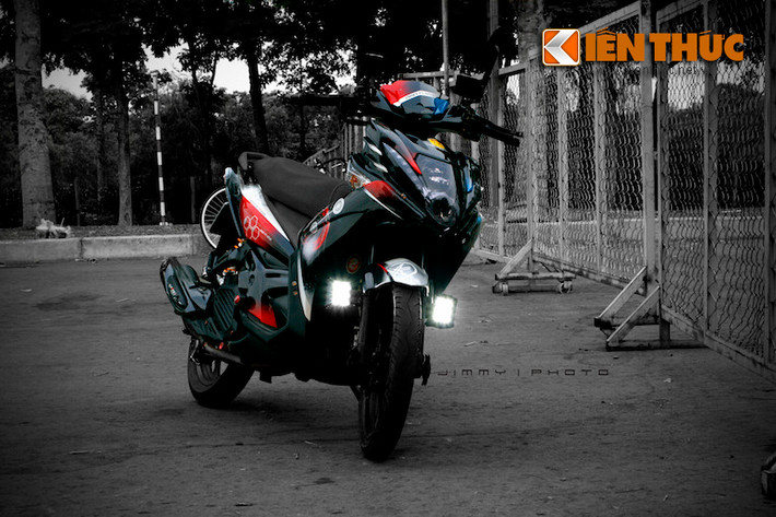 Điểm ấn tượng đầu tiên của chiếc Nouvo này là hai đèn LED, mỗi đèn 6 bóng gắn ở phuộc trước.