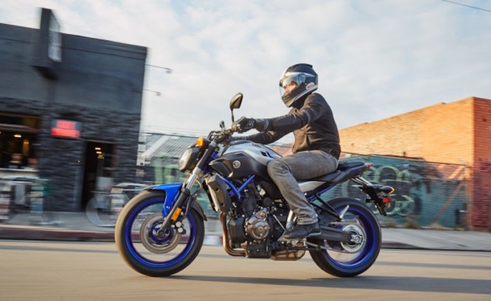 Tuy nhiên, FZ-07 2016 nổi bật hơn trong gam màu xanh "GP" quen thuộc của Yamaha, bên cạnh các chi tiết nhỏ khác cũng có màu xanh.