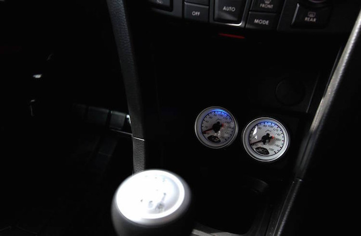 Do được trang bị thêm turbo nên nội thất của xe được bố trí thêm 2 đồng hồ theo dõi áp suất và nhiệt độ tăng áp.