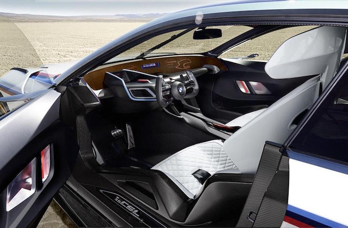 Nội thất của 3.0 CSL Hommage R khiến người ta nghĩ tới cabin của máy bay phản lực hay một con tàu vũ trụ trong tương lai với tay lái dạng cần nắm, những màn hình hiển thị và các chi tiết đầy phức tạp.