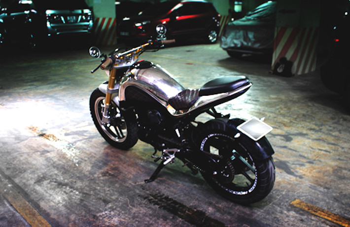 Chính vì vậy, một chủ xe Honda Fortune tại Việt Nam đã "lột bỏ" hoàn toàn bộ thân vỏ cũ và thay vào đó là bộ vỏ mới bằng inox, nhờ bàn tay của những người thợ Việt tài hoa tạo hình theo ý của anh.