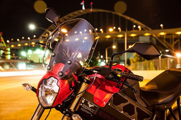 Phần đầu của xe có thiết kế khá giống với Yamaha MT-03.