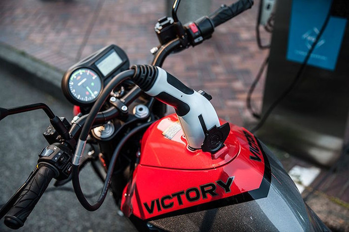 Theo Victory, chiếc xe mất 3 tiếng để sạc đầy bình điện từ 0-100%, và có thể chạy được 225 km giữa mỗi lần sạc.