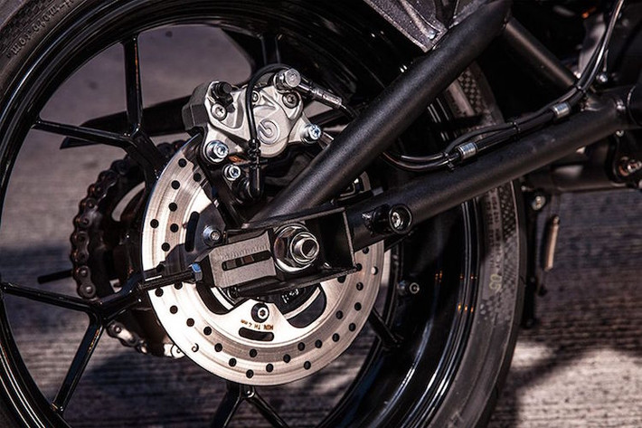 Chiếc xe được trang bị khá nhiều các phụ tùng "hàng hiệu" như phuộc Ohlins, phanh đĩa Brembo...