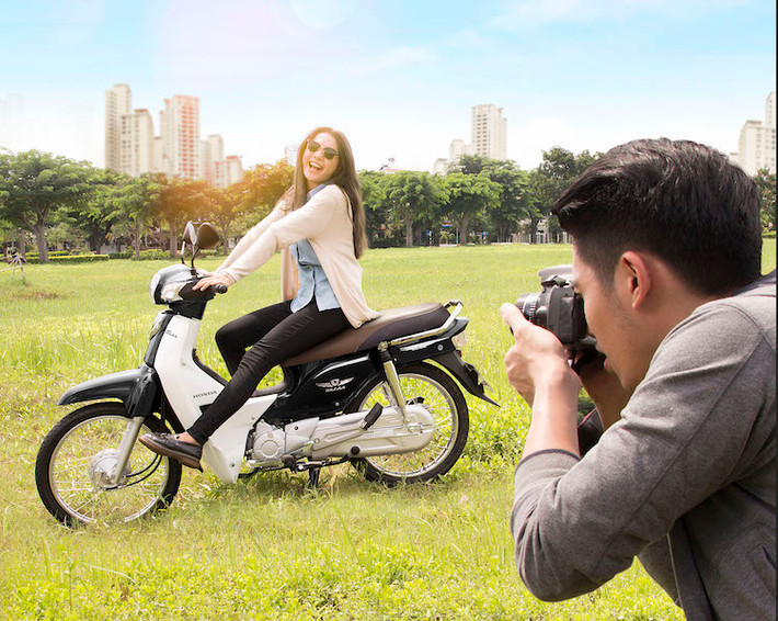 2 phiên bản mới của Super Dream 110 có màu đen và vàng. Trong đó phiên bản màu đen có tem hình cánh chim độc đáo ở hai bên thân, phù hợp với khách hàng nam giới ở độ tuổi thanh niên và trung niên.