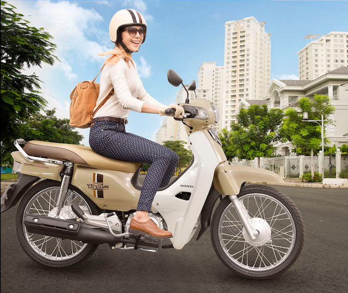 Trong khi đó, phiên bản màu vàng được Honda Việt Nam hướng tới các bạn nữ trẻ với tem xe mang biểu tượng Super Dream được cách điệu với hoa văn cổ điển trên nền kẻ sọc nâu vàng thanh tú.