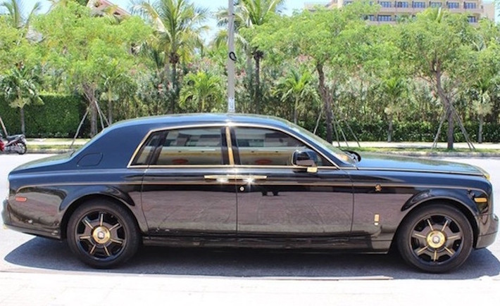 Chiếc Rolls-Royce Phantom "rồng" này đã thu hút được nhiều ý kiến trái chiều từ những người yêu xe Việt. Một số người cho rằng việc tự "độ" các chi tiết tại Việt Nam đã khiến chiếc Phantom hơn 20 tỷ "mất giá"...