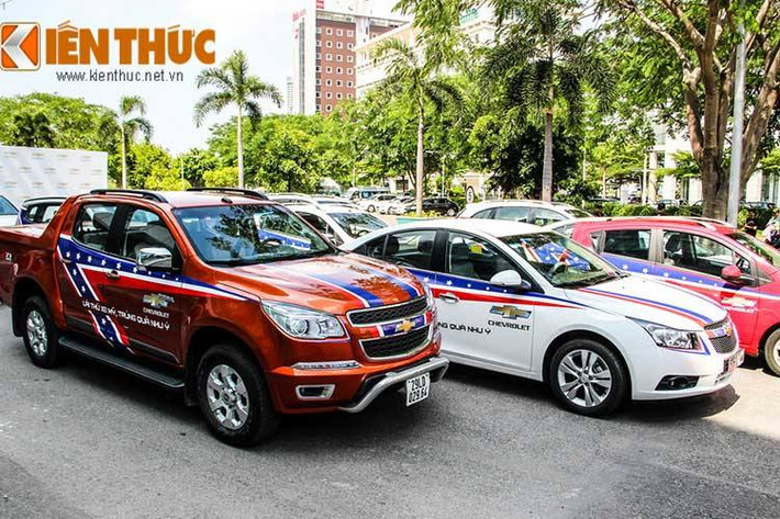 Khách hàng sẽ có cơ hội trúng điện thoại iPhone 6, dàn âm thanh 5.1 của Sony và xe mô hình Chevrolet Camaro tại mỗi địa điểm diễn ra chương trình.