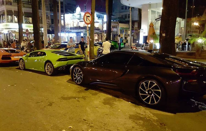 Đỗ bên dưới Aventador là cặp đôi siêu xe Lamborghini Huracan và BMW i8 "đình đám" trong giới chơi xe trong thời gian qua.