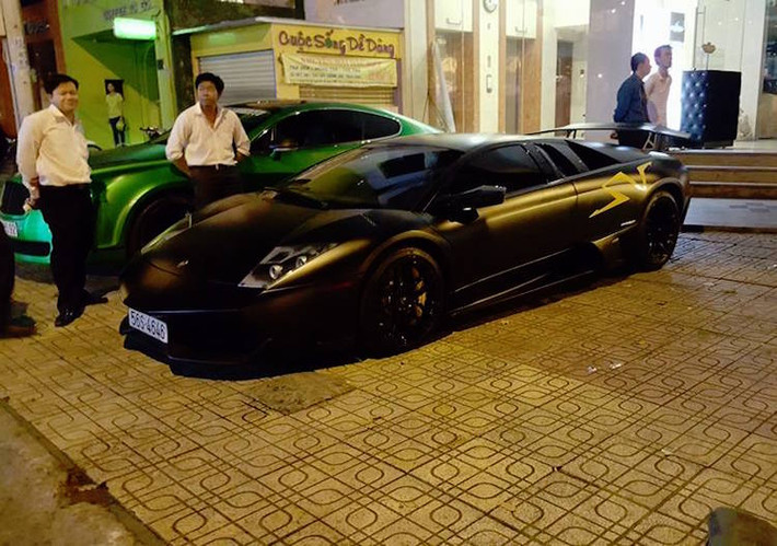 "Cũ nhưng chất", chiếc Lamborghini Murcielago LP670-4 SV duy nhất tại Việt Nam với màu đen mờ gây ấn tượng mạnh với người qua đường, bên cạnh là Bentley Continental GT.