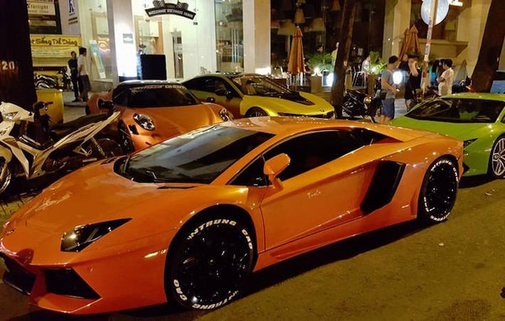 Trong đó, có giá trị nhất là chiếc Lamborghini Aventador, dù chiếc xe này đã xuất hiện tại Việt Nam từ khá lâu.