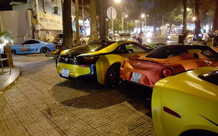 Từ trái sang: Toyota Supra độ widebody kiểu Liberty Walk, BMW i8 bán toàn thân màu vàng, Alfa Romeo 4C và Chevrolet Corvette C6.
