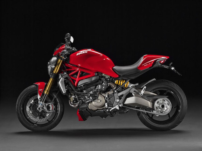 Trong khi đó, Monster 1200S được trang bị thêm dè trước từ sợi carbon và pát biển số Ducati Performance phía sau.