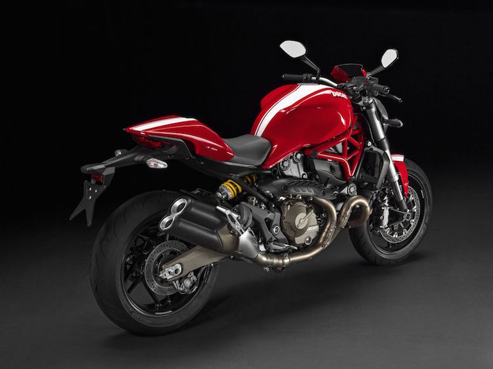 Khối động cơ V-Twin Testastretta 11°vẫn đem tới công suất tối đa 112 mã lực.