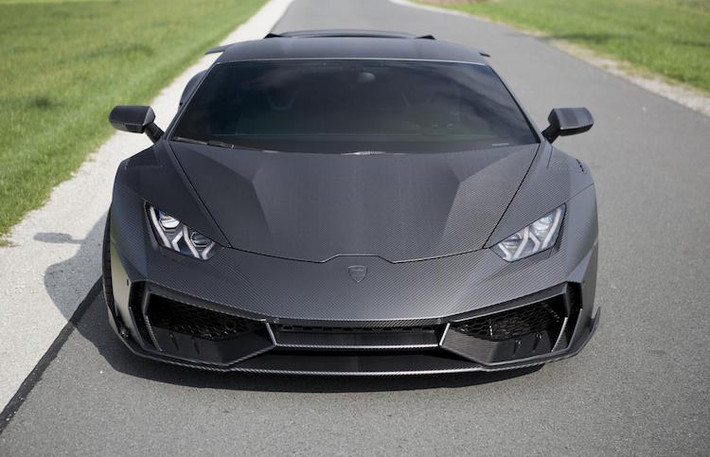 Toàn bộ vỏ xe đã được Mansory thay bằng sợi carbon siêu nhẹ không phủ sơn, đồng thời bộ bodykit cũng được thiết kế lại hoàn toàn.