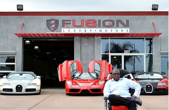 Theo Obi Okeke - chủ của showroom Fusion Luxury Motors, Mayweather muốn bán nhanh chiếc Enzo để mua 2 siêu xe "hàng khủng" khác. Theo ông, 2 chiếc siêu xe mới này sẽ "cực đắt và sẽ khiến mọi người bị shock".