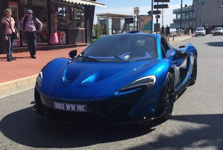 Một chiếc McLaren P1 khác, lần này thuộc quyền sở hữu của tay đua Lewis Hamilton.