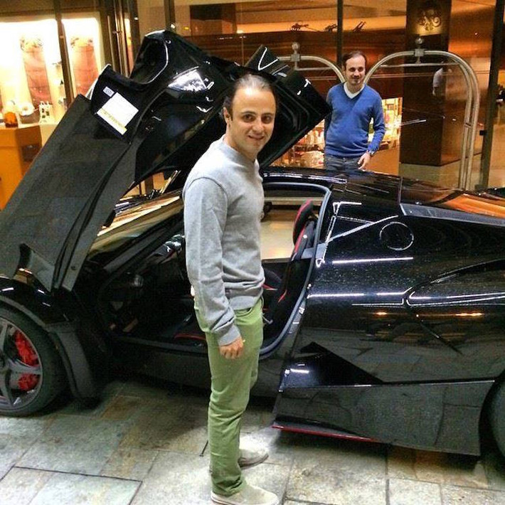 Tay đua Felippe Massa bên cạnh chiếc LaFerrari của anh ở trước một khách sạn hạng sang ở Monaco.