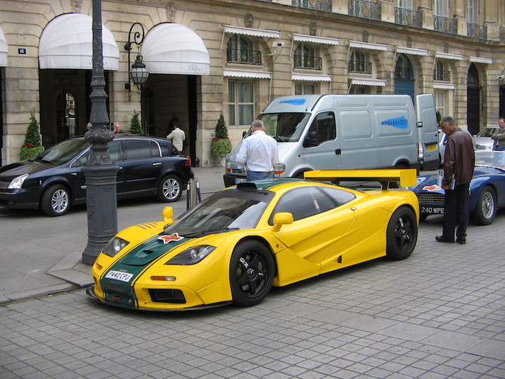 McLaren F1 GTR, phiên bản đua của siêu xe McLaren F1, với giá thấp nhất là 5 triệu USD (tương đương 109 tỉ đồng).