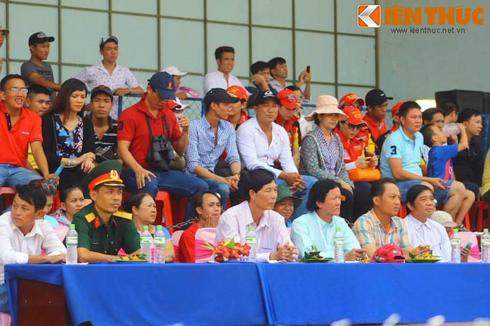 Một lượng lớn khán giả yêu tốc độ và đại diện các ban ngành đã tới tham gia và cổ vũ cho các tay đua.