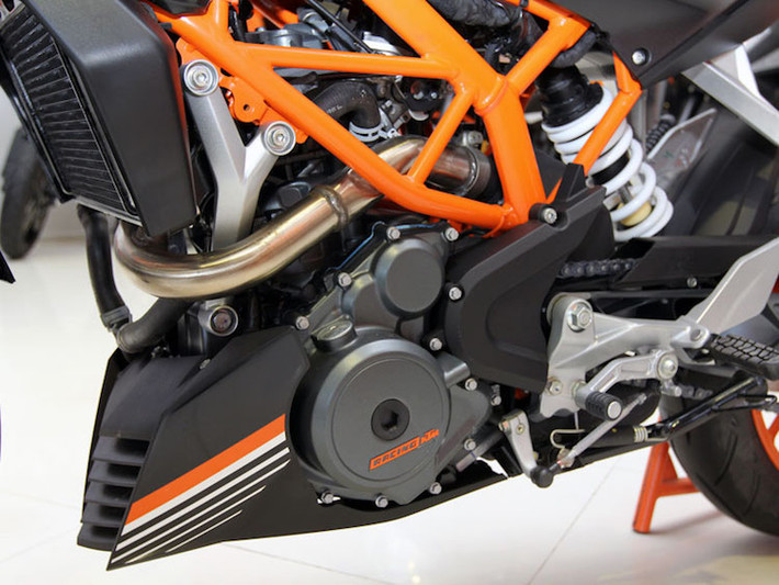 Dù sở hữu động cơ DOHC với công suất lên tới 44 mã lực và mô-men xoắn cực đại 35 Nm, nhưng nhờ hệ thống phun nhiên liệu điện tử của Bosch nên 390 Duke vẫn chỉ tiêu thụ khoảng 3,4 lít xăng/100 km.