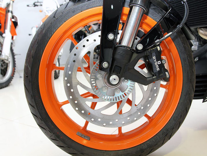 Ngoài ra, xe còn được trang bị cặp mâm Metzeler Sportec M5 Interact cùng vành JR ở cả 2 bánh và cùm phanh Brembo(ByBre) 4 piston đối xứng cho bánh trước.