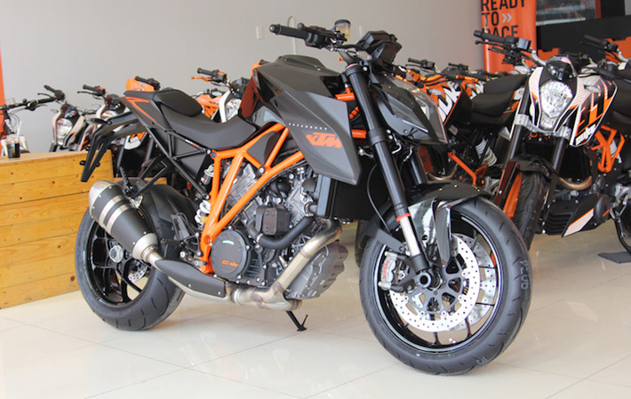 Trong khi đó, phiên bản mạnh nhất của dòng Duke là 1290 Super Duke R lại tự hào khi là mẫu naked bike mạnh mẽ nhất với 160 mã lực nhờ có động cơ áp dụng nhiều công nghệ hiện đại, cùng với hệ thống lái 4 chế độ.