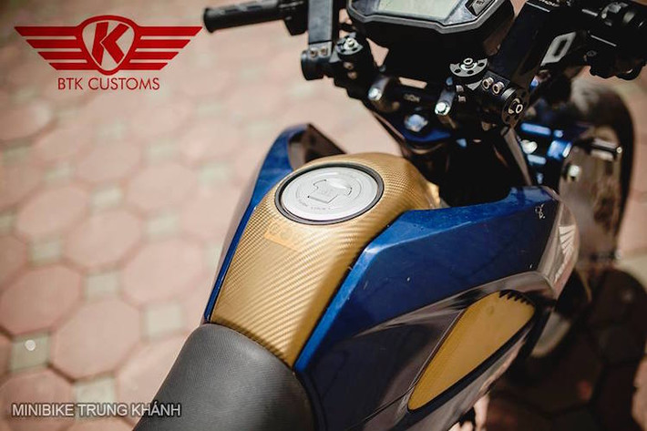 Các chi tiết ốp nhựa đen trên MSX được dán decal vân carbon màu vàng cam để tạo điểm nhấn.