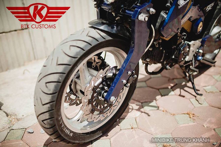 Các bánh xe có mâm được nâng kích thước từ 12 lên thành 17 inch, sử dụng mâm 3 cánh của Honda CB1000. Riêng bánh trước còn có thêm cặp phanh đĩa kép hình lưỡi cưa.
