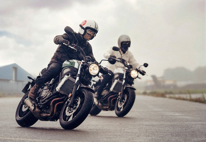 Yamaha sẽ bắt đầu bán XSR700 từ tháng 11/2015 với 2 màu xanh lá đậm và bạc. Mức giá của xe chưa được công bố.