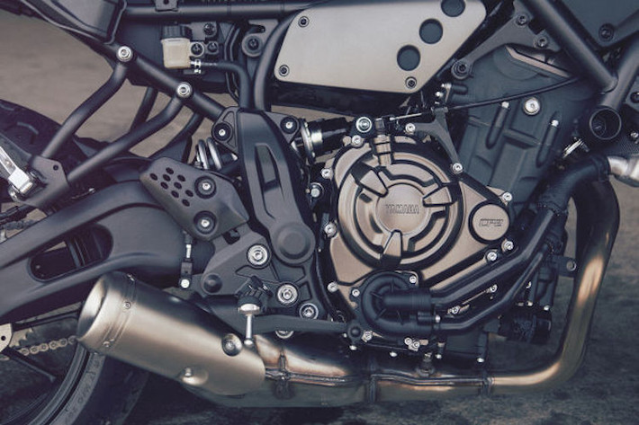 Động cơ của XSR700 y hệt như MT-07, là loại 2 xi-lanh thẳng hàng DOHC 700 cc phun xăng điện tử với hành trình tay biên bố trí dạng crossplane.