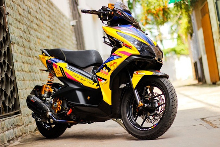Chiếc xế tay ga Honda Airblade đã được chủ xe "độ" lại bằng cách lên "đồ chơi" khủng và sơn tem đấu toàn bộ dàn áo.