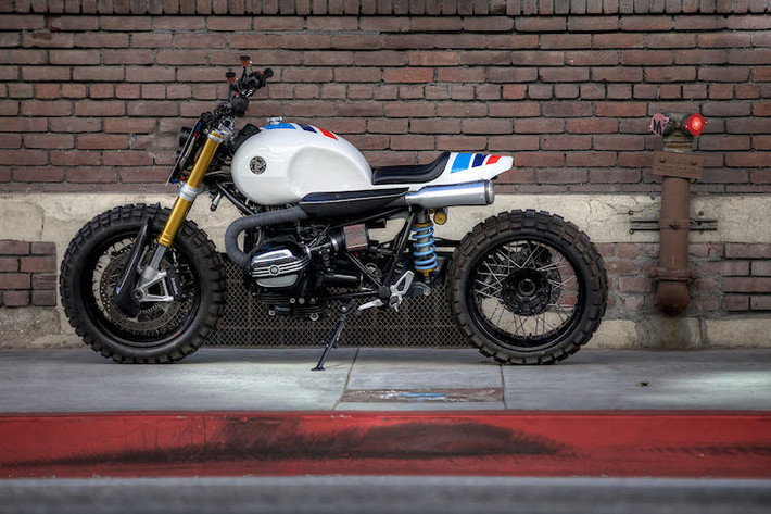 Samuel đã "lột bỏ" hết toàn bộ vỏ ngoài của chiếc BMW, sau đó tự thiết kế lại một bình xăng và phần đuôi mới. Xưởng Metal Lab Fabrication ở Nam California phụ trách việc gò các chi tiết kim loại theo thiết kế của Sam.