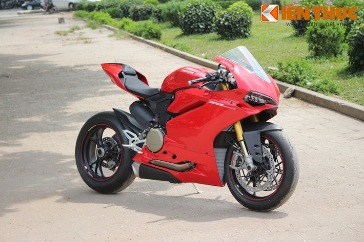 Được ra mắt lần đầu tại triển lãm EICMA năm 2014, Ducati 1299 Panigale là "bước tiến hoá" mới của dòng 1199 Panigale trước đây.