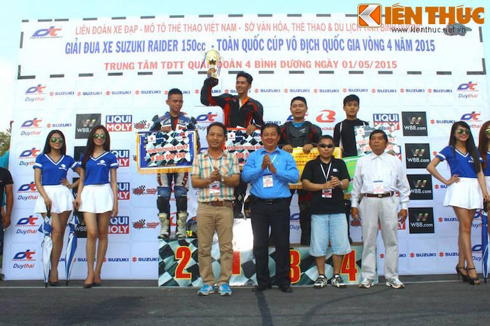 Ngoài giải thưởng từ BTC từng chặng , VĐV vô địch 5 chặng chung cuộc giải đua xe Suzuki Raider 2015 nhóm tuổi từ 18 --> 24 tuổi sẽ nhận được 1 suất đại diện cho Việt Nam tham dự giải đua xe Suzuki Asian Challenge 2016.