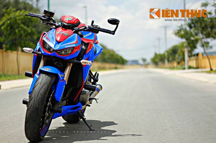 Kawasaki Z1000 được nhiều biker ở VN yêu thích vì kiểu dáng dữ dằn và khối động cơ 1.043cc 4 xi-lanh, có công suất 142 mã lực/111 Nm.