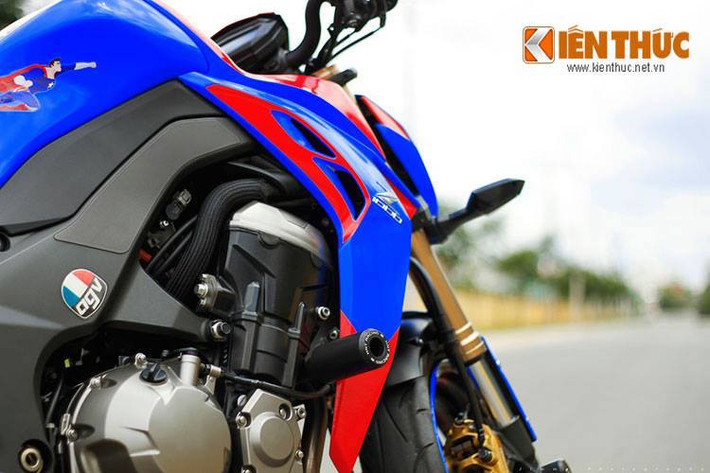 Được làm từ titanium theo phong cách xe MotoGP, cây pô này đem tới tiếng nổ đầy uy lực khi kết hợp với động cơ 1000 cc của Z1000.
