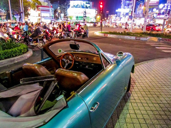 Chiếc 356A Cabriolet màu xanh ngọc này ở Việt Nam gần như nguyên bản 100%, chỉ có đồng hồ và vô-lăng đã được thay.