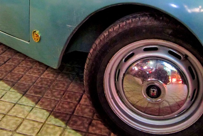 Dựa trên cơ sở Volkswagen Beetle và cũng được sản xuất trên cùng một dây chuyền, những chiếc 356 có động cơ flat 4 làm mát bằng gió, dung tích từ 1.3 tới 1.5l và công suất vào khoảng 50-132 mã lực, tuỳ từng phiên bản.