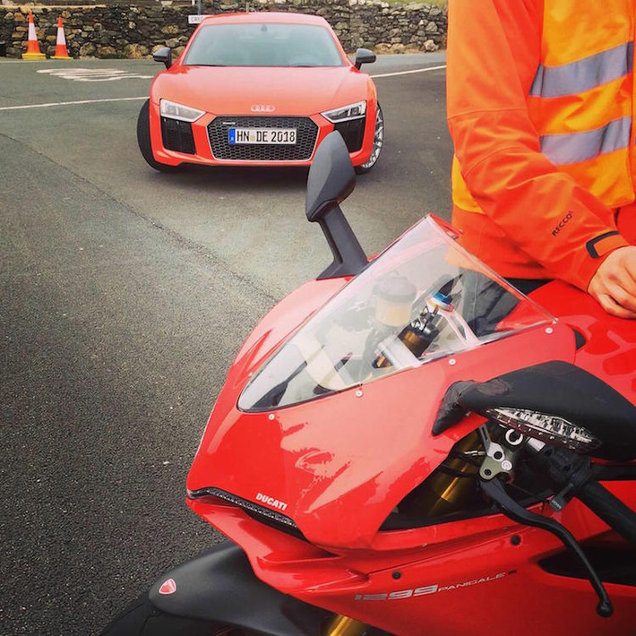 Chính bởi tốc độ "vũ bão" Audi R8 Plus, nó hoàn toàn có thể "sánh đôi" cùng mẫu super-bike 1299 Panigale S đầy uy lực nhà Ducati để tạo ra một cặp đôi "siêu" hoàn hảo.