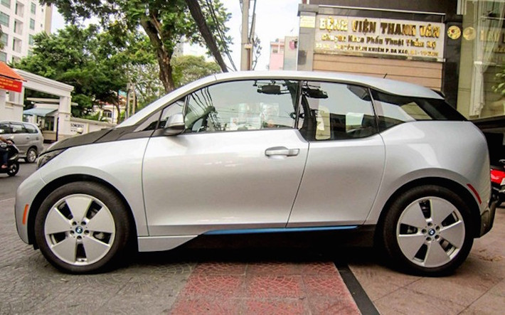 i3 hoạt động nhờ động cơ điện 170 mã lực, có khả năng đi được 130 km mỗi lần sạc pin.