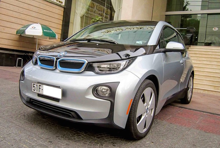 Chiếc xe có thiết kế cực kỳ độc đáo, với chassis siêu nhẹ, thân xe làm từ polymer và sợi carbon.